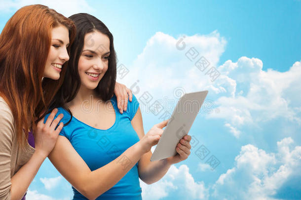 两个笑容可掬的年轻人拿着平板电脑