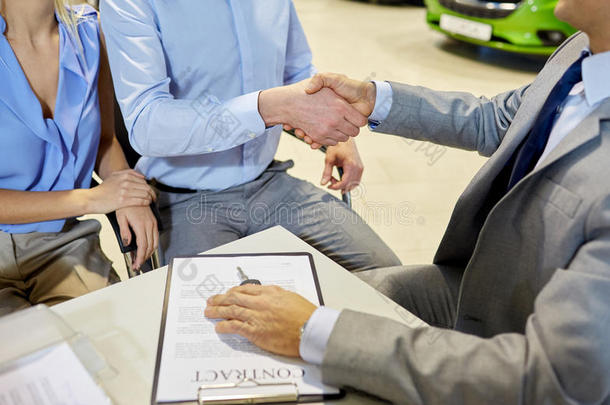 汽车沙龙客户和汽车经销商的握手