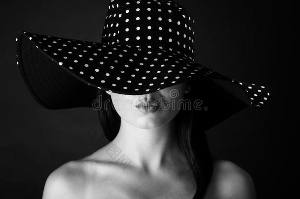 时尚的肖像，一个女人有黑白点，帽子和嘴唇