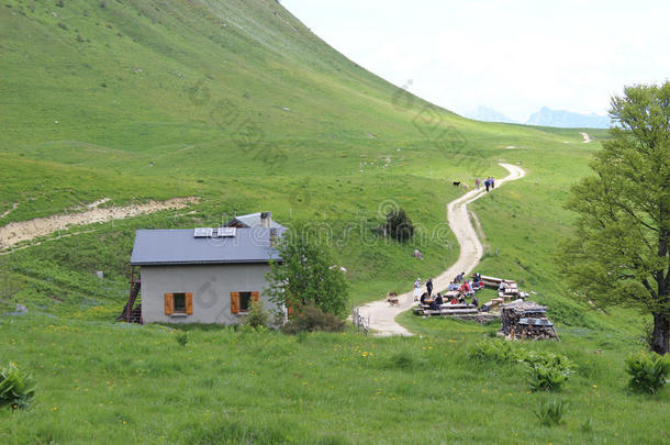 带太阳能板的山间小屋