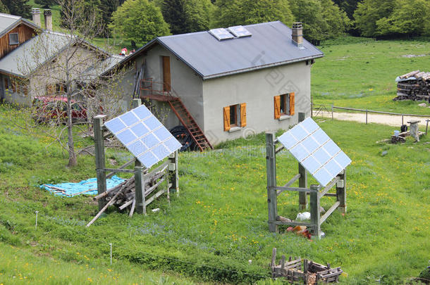 带太阳能板的山间小屋