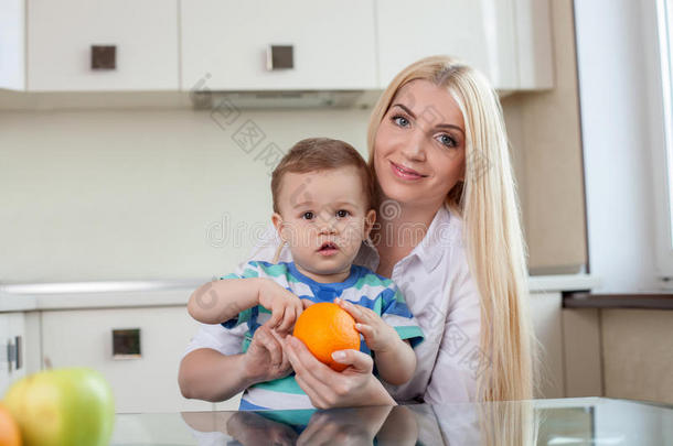快乐的年轻妈妈正在喂她的儿子