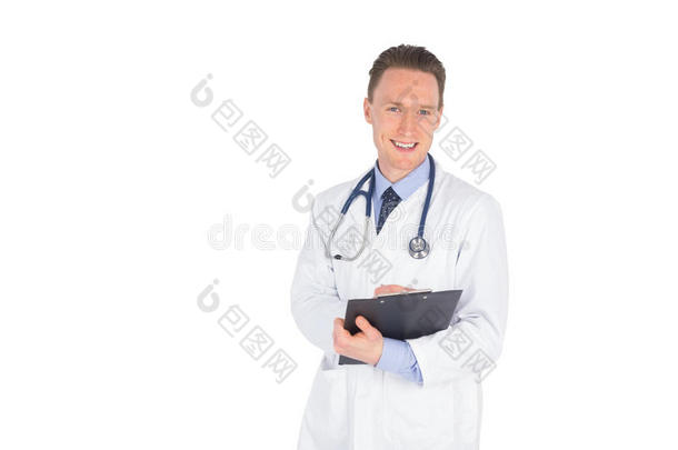 微笑的医生在写字板上写字