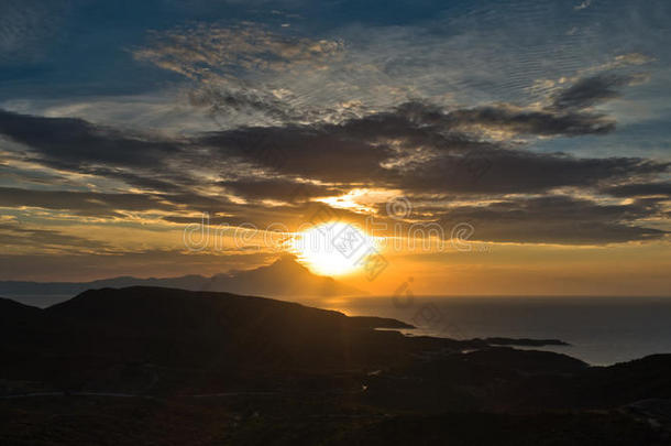 希腊爱琴海海岸日出时靠近圣山阿托斯