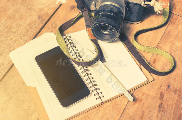 空白手机，日记和旧照片相机，老式照片效果