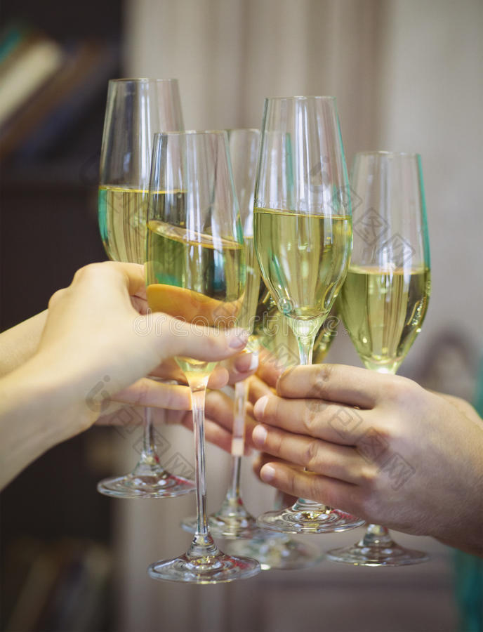 人们拿着香槟酒举杯祝酒图片-包图网企业站