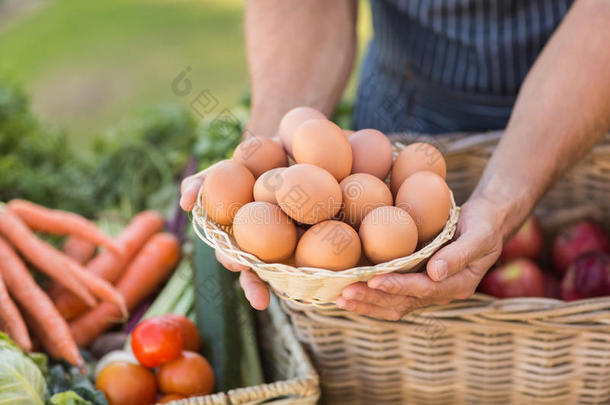 农夫手里拿着一篮子鸡蛋