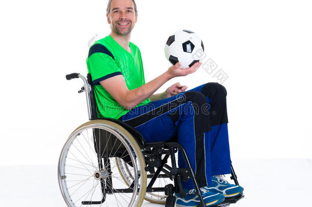 坐轮椅的<strong>残</strong>疾人正在用球做运动
