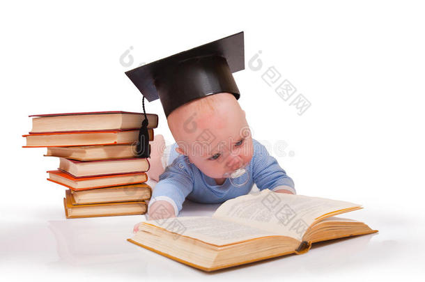 戴着学士帽的孩子和书