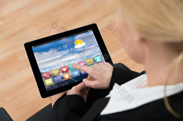 女商人使用数字平板电脑与应用程序