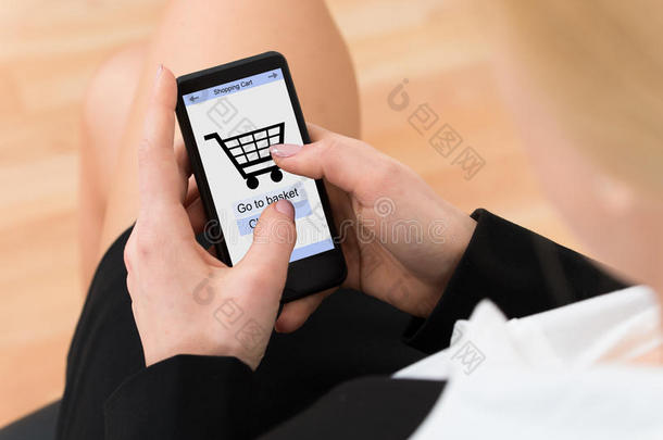 女商人用手机网上购物