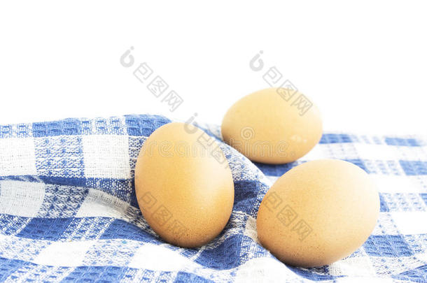 鸡蛋放在桌子垫子上
