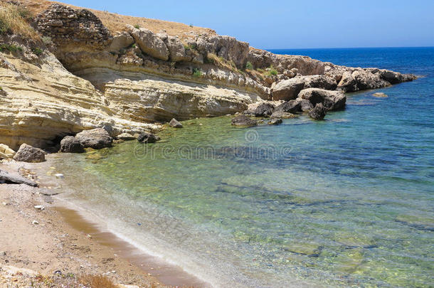 蓝色海景在阳光明媚的夏天，透明的水和岩石