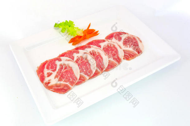 新鲜的猪肉在白菜上烤