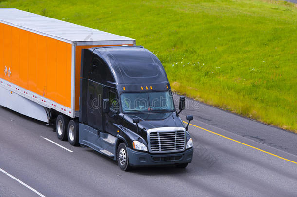 黑色现代半卡车橙色拖车驾驶公路线