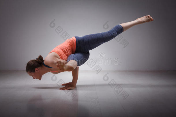 美丽的运动适合<strong>瑜伽</strong>女孩练习<strong>瑜伽</strong>