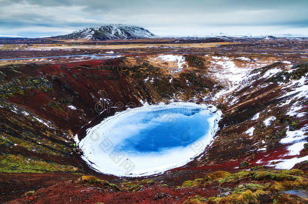 蓝色火山湖