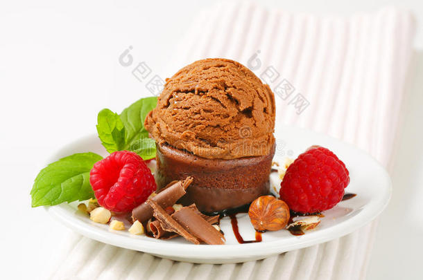 迷你巧克力榛子蛋糕配冰淇淋