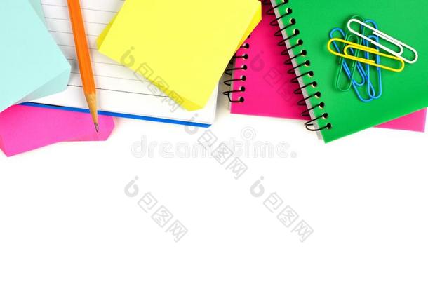 彩色笔记本和<strong>学习用品</strong>的边界