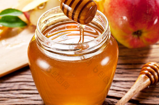 玻璃罐里装满了蜂蜜和木制<strong>滴剂</strong>。