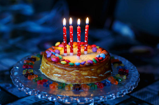 儿童生日蛋糕，有五颜六色的水滴和蜡烛