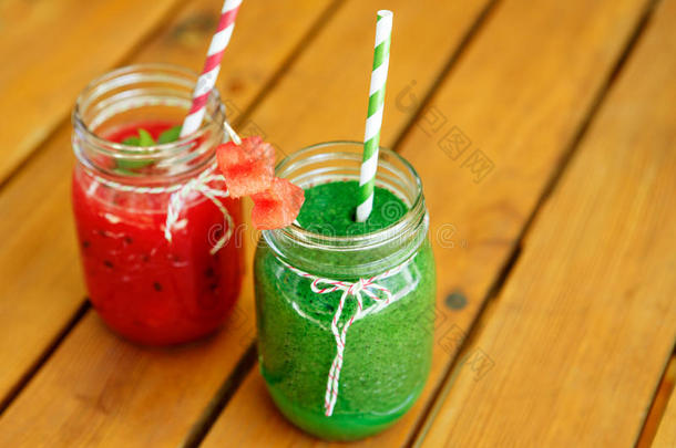 西瓜菠菜冰沙作为健康的夏季饮料。