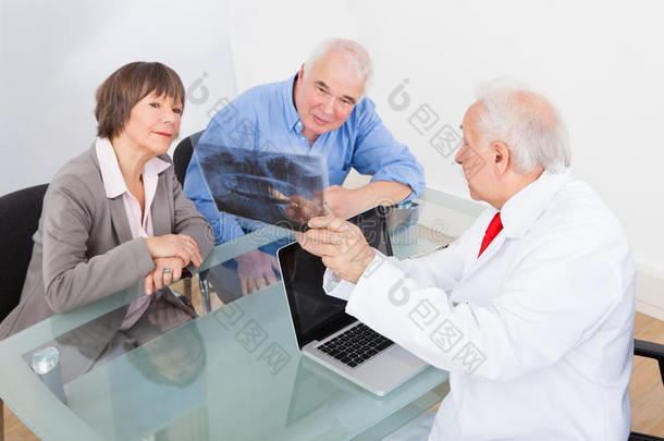 牙医向老年夫妇讲解x光片