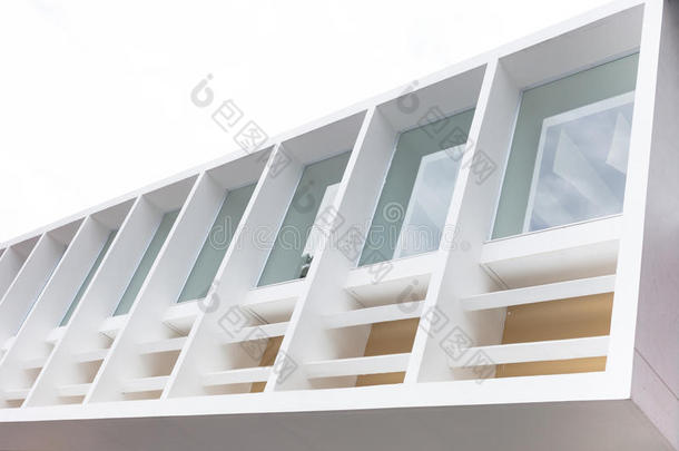 白色水泥边框的建筑和窗户