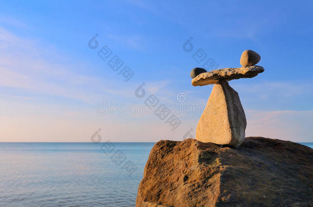 平衡平衡的巨石海岸概念