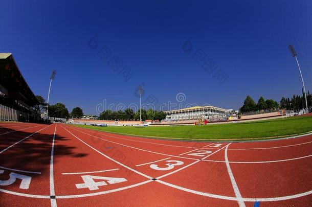 大学水平的足球场与跑道
