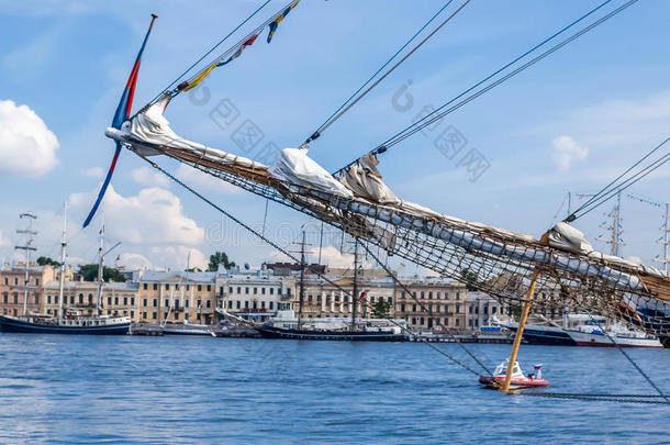 圣彼得堡赛船会上的帆船