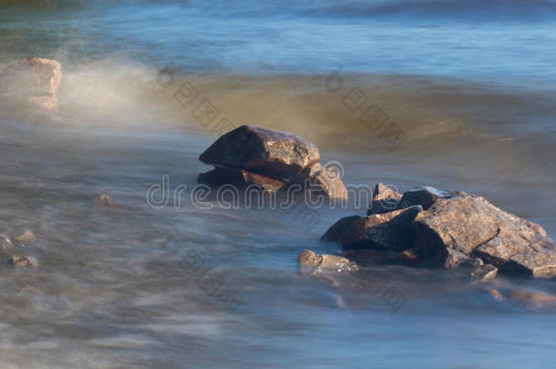 海浪冲击着海滩上的岩石