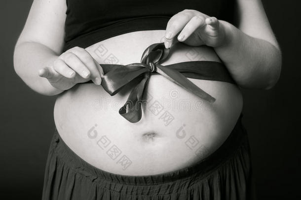 孕妇的手在怀孕的肚子上