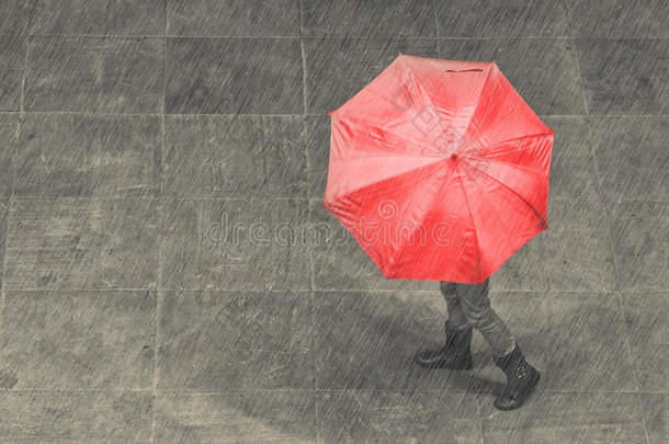 女孩带着伞在雨中行走在人行道上的艺术转换