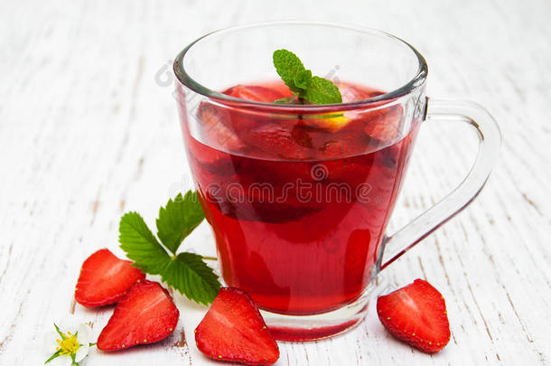带草莓的水果茶