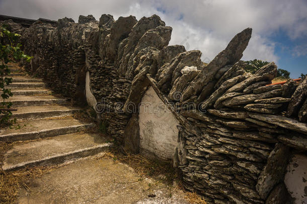 由砖石和Andros岛上的楼梯组成的栅栏，g