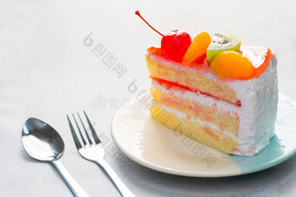 水果蛋糕美味，香草蛋糕顶部装饰水果