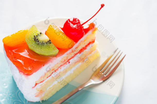 水果蛋糕美味，香草蛋糕顶部装饰水果