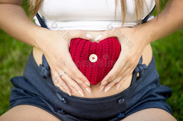 孕妇腹部红针心脏的特写