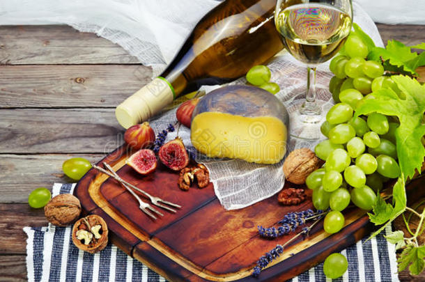 <strong>奶酪</strong>，一瓶葡萄酒与葡萄，核桃和<strong>无花果</strong>上的老木材