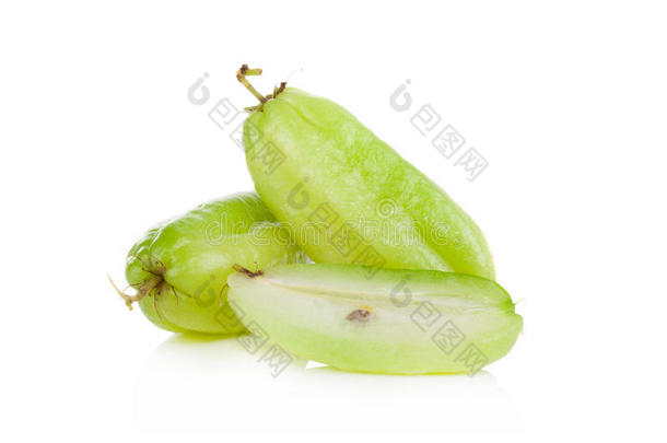 Bilimbi(Averhoa Bilimbi Linn。) 或者黄瓜水果片在白色