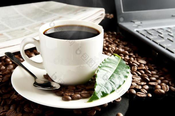 早餐时用笔记本电脑、报纸、咖啡叶<strong>冲泡</strong>咖啡
