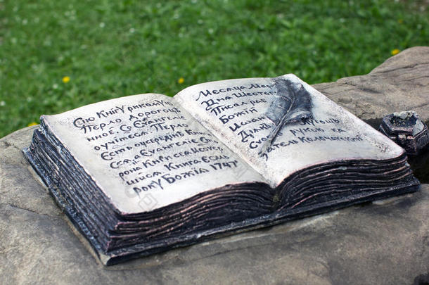 青铜开放的书，以笔墨作为纪念碑
