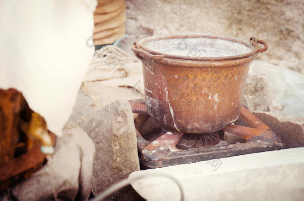 古董铜锅在厨房熨斗上沸腾
