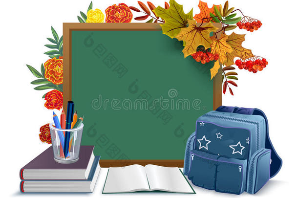 回到学校。 黑板，背包，背景秋叶上的书