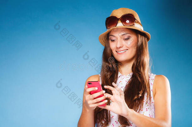 女人用手机看短信或发短信