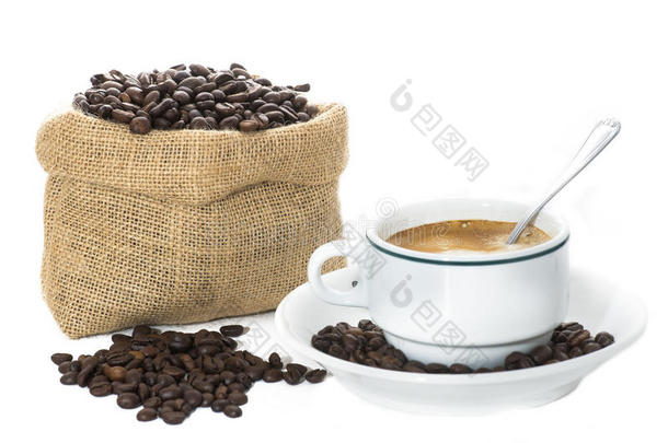 一杯咖啡和咖啡豆放在麻袋里