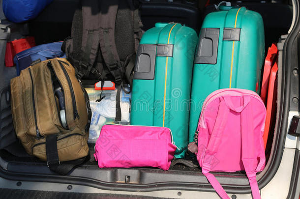 汽车超载的手提箱和行李袋