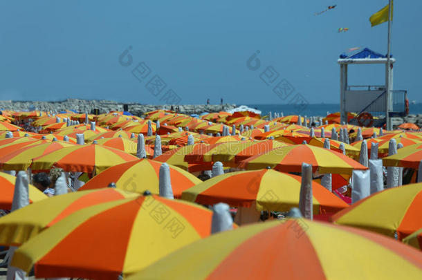 沙滩上的沙滩伞