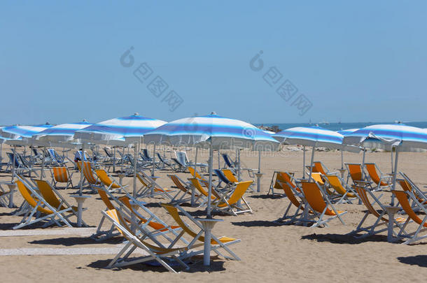 海滩上的沙滩阳伞